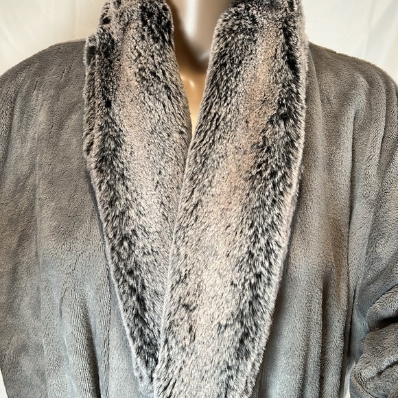 Luxurious 🤩 Faux Fur Bath Robe from Hotel Collection. - Picture 2 of 12
